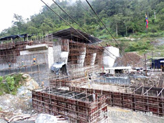 The installation of access-bridge template of gate dam